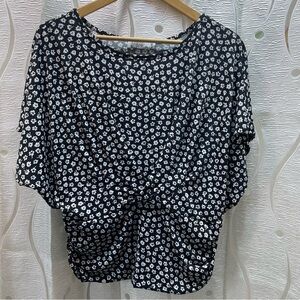 Coco & Tashi Floral Twist Front Top Womens Medium‎ Black White Excellent Dolman